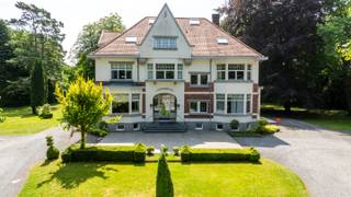 Cette villa majestueuse, pleine de caractère et de qualité, datant de 1931, est située sur un terrain exclusif de 10125m² à Genk. Initialement construite à l'époque des mines de charbon de Genk, la maison a été rénovée en conservant au maximum ses éléments authentiques tels que les hauts plafonds, les parquets d'origine... Le résultat est un équilibre entre la grandeur historique et le confort moderne.<br />Il existe plusieurs possibilités pour l'utilisation de cette propriété imposante et unique. Il y a 5 unités d'habitation. Elles sont déjà compartimentées et utilisables séparément.<br />Cette opportunité exceptionnelle offre une combinaison unique d'espace, de style et d'histoire, et convient parfaitement à ceux qui recherchent une résidence prestigieuse et pleine de caractère.<br />Elle combine des éléments authentiques de style cottage avec de l'Art Déco.<br />La propriété a été rénovée au fil des ans et est toujours bien entretenue.<br /><br />Une maison de campagne exceptionnelle avec beaucoup de caractère et d'âme !<br /><br />Elle est répertoriée dans l'inventaire du patrimoine architectural, ce qui signifie que vous, en tant que nouveau propriétaire, êtes exempté de l'obligation de rénovation.<br /><br />Caractéristiques exceptionnelles ;<br />- Propriété et opportunité exceptionnelles<br />- Maison de maître historique<br />- Style et structure de construction uniques<br />- Possibilité de 5 unités d'habitation<br />- Très bien préservée<br />- Parc entièrement clôturé de 10125m²<br />- Allée spacieuse pouvant accueillir plusieurs voitures<br />- 711m² d'espace de vie et de travail<br />- La Biomista<br />- Chambres d'hôtes, hôtel-boutique et autres possibilités...