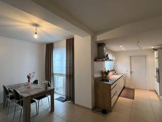 Instapklare gezinswoning met 3 slaapkamers, hartje Eeklo. <br /><br /><br />Wonen op wandelafstand van alles wat u nodig hebt, en toch thuiskomen in alle rust. Deze verzorgde woning van 125m² met drie ruime slaapkamers ligt op enkele passen van de markt van Eeklo, met winkels, horecazaken, scholen en een fitnesscentrum vlakbij. Alles binnen handbereik, zonder de auto te moeten nemen. <br /><br /><br /><br />Gelijkvloers <br /><br /><br />Bij binnenkomst wacht een inkomhal met apart gastentoilet. Van daaruit stapt u zo de lichtrijke, open leefruimte binnen: een gezellige zithoek, een aparte eetplaats en een volledig uitgeruste keuken met vaatwas, koelkast en oven. een praktische berging/ wasplaats houdt wasmachine en droger uit het zicht en biedt extra opbergruimte. Achteraan geniet u van een ruim koertje, ideaal voor een rustig moment buiten. <br /><br /><br />Eerste verdiep<br /> <br /><br />Hier vindt u de aangename masterbedroom met eigen dressing. Een apart toilet en een ruime badkamer met dubbel lavabomeubel, bad én aparte douche maken de drukke ochtenden een stuk aangenamer, want u hoeft nooit op elkaar te wachten. <br /><br /><br />Tweede verdiep<br /><br /><br />Nog twee bijkomende, ruime slaapkamers wachten op de tweede verdieping: perfect voor de kinderen, een thuiskantoor of een logeerkamer. <br /><br /><br />Ligging<br /> <br /><br />De centrale ligging op wandelafstand van de markt van Eeklo betekent dat winkels, horeca en fitness om de hoek liggen, terwijl u in uw eigen woning volop van rust geniet. Zo combineert deze woning het beste van twee werelden: de levendigheid van een centrumligging en het comfort van een instapklaar interieur op een royale oppervlakte van 125 m². <br /><br /><br />Interesse? <br /><br /><br />Aarzel niet en contacteer ons vandaag nog voor een bezoek. <br /><br /><br />Mail: denzel.blondeel@live.be<br />Tel: +32 474 311 567<br /><br /><br />