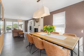 [[ DIT PAND NEEMT DEEL AAN DE ERA OPEN HUIZEN DAG OP 19/9 VAN 13:00 TOT 14:00 ]]
<p><strong>Moderne halfopen woning in Erps-Kwerps met tuin en energiezuinige afwerking.</strong><br /><br />Deze woning uit 2014 combineert hedendaags wooncomfort met een rustige ligging in een groene omgeving nabij scholen en openbaar vervoer. Dankzij het EPC-label A, de aanwezige zonnepanelen en het conform elektrisch attest geniet je hier van een energiezuinige en zorgeloze woonervaring. De woning beschikt over een lichtrijke leefruimte, een praktische indeling en een aangename tuin van 210 m² met terras. Het vrije zicht en de vlotte bereikbaarheid maken deze woning extra aantrekkelijk voor gezinnen die comfortabel willen wonen in Vlaams-Brabant. Een instapklare halfopen bebouwing met oog voor duurzaamheid en woonkwaliteit.<br /><br /><u><strong>Belangrijkste ruimtes:</strong></u><br />• Inkomhal van 4 m² met toegang tot de leefruimtes<br />• Ruime woonkamer van 37 m² met veel lichtinval<br />• Functionele keuken van 8 m²<br />• Berging van 4 m² en aparte wasplaats van 4 m²<br />• Badkamer van 10 m²<br />• Drie slaapkamers van 10 m², 15 m² en 21 m²<br />• Dressing van 5 m²<br />• Terras van 22 m² aansluitend aan de tuin<br />• Tuin van 210 m² met aangename buitenruimte<br />• Parkeerplaats aanwezig<br /><br /><u><strong>Troeven:</strong></u><br />• Energiezuinig wonen met EPC A, zonnepanelen en een thuisbatterij van 10 kWh<br />• Conform elektrisch attest<br />• Rustige ligging met vrij zicht nabij scholen en openbaar vervoer<br /><br />Meer informatie of een bezoek met Nicolas Geeraerts? Contacteer ons via +3223351115<br />JOUW DROOMHUIS. ZO GEVONDEN!</p>