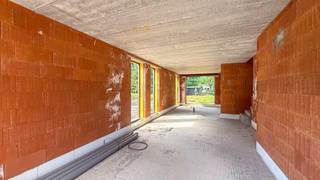 <p><span>Elke zondag welkom op ons kantoor van 10u-12u voor meer info over de nieuwbouwprojecten! <br /><br />Moderne nieuwbouwwoning in ruwbouw (HOB) met 3 slpks, zalig gelegen op een nieuwe verkaveling met een uitstekende bereikbaarheid naar winkels, scholen en de autosnelweg E313-E314!<br />Deze rustige gelegen half open bebouwing wordt opgetrokken in een lichte steen en bevindt zich op een perceel van 2.5 are met een zuidwestelijke oriëntatie.<br /><br /></span></p>
<p><span>De strakke blok heeft een bruto bewoonbare oppervlakte van 156 m² en is praktisch opgedeeld.<br />Er werd rekening gehouden met een grote leefruimte met achteraan een gezellige keukenruimte verbonden met een ruime berging.<br /><br /></span></p>
<p><span>Via de inkomhal met gastentoilet komt men in de living met aparte zithoek en eetkamer.<br />Vanuit de living vertrekt ook de trap naar boven. Langs de keuken bevindt er zich een praktische berging. Door de grote ramen is er een uitstekende lichtinval.<br />Op de eerste verdieping zijn er 3 slaapkamers ( waarvan 1 met dressing), een technische berging, een apart toilet en een badkamer.<br /><br /></span></p>
<p><span>Deze ruwbouwwoning wordt </span>opgeleverd met een vlak getrokken perceel dat onmiddellijke aanplanting toelaat.<br /><br /></p>
<p><span>De Simone Reyndersstraat is een jonge verkaveling waar rust en wonen hand in hand gaan.<br /></span>Boekt staat gekend als een rustig gedeelte van Heusden-Zolder met als grote troef de uitstekende bereikbaarheid van de autosnelweg richting Verkeerswisselaar E313-E314 = “Het Klaverblad”.<br />Als extraatje vertrekt men vanuit hier te voet richting natuur voor ene prachtige boswandeling en heeft men ook nog een echte warme bakker in de buurt!<br /><br /></p>
<p>Deze compacte woningen zijn ideaal als starterswoningen : ook een school ligt gewoon om de hoek.<br />De woningen worden verkocht onder 12% schrijfgeld op de grond en 21% op de constructie!<br /><br /></p>
<p>Samenwerken met deze bouwheer is kiezen voor zekerheid en duidelijke afspraken; voor de snelle beslissers zijn aanpassingen binnen nog mogelijk.</p>
<p></p>
<p>GELIJKVLOERS : inkomhal, gastentoilet, leefruimte met trap naar boven, eetkamer, keuken, grote berging<br />EERSTE VERDIEPING : nachthal, 3 slaapkamers ( waarvan 1 met dressing) , badkamer, berging, apart toilet<br />TUIN: aan te leggen</p>
<p></p>
<p><span>Pluspunten:</span></p>
<p><span>-zeer rustige verkaveling, gelegen op het einde = doodlopend<br />-strakke en moderne stijl!<br />-zeer degelijke bouw<br />-156 m²<br />-aangename leefruimte- grote berging<br />-3 slaapkamers (waarvan 1 met dressing)<br />-goede ligging<br />-bij de autosnelweg alsook bij natuur en bos!<br />-grondwaarde aan 12%, enkel constructie onder 21%BTW<br />-regenwaterput en wadi</span></p>
<p><span>Voor een afspraak of meer info, bel ons op 078/78.78.70, of kom gewoon binnen op ons kantoor. Steeds welkom!</span></p>