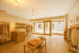 Commerce idéalement situé avec possibilité de logement, offrant une excellente visibilité, parfait pour une activité horeca, un magasin ou un bureau, avec la possibilité d’habiter à l’étage ; visites sur rendez-vous avec IMMO BEGUIN : info@immobeguin.be.