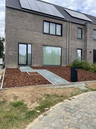 Instapklare energiezuinige nieuwbouwwoning van 217 m²<br /><br />Bent u op zoek naar een ruime, toekomstgerichte woning waar comfort, energiezuinigheid en een uitstekende bereikbaarheid hand in hand gaan? Dan is deze recente nieuwbouwwoning in Affligem beslist een bezoek waard. Bezoekdag wordt georganiseerd op 30 augustus 2026.<br /><br />Deze instapklare woning biedt maar liefst 217 m² bewoonbare oppervlakte op een perceel van 365 m² en combineert een hedendaagse afwerking met een doordachte indeling en lage energiekosten.<br /><br />Op het gelijkvloers bevinden zich een ruime inkomhal met gastentoilet, een lichtrijke leefruimte met grote raampartijen en een open keuken die naadloos aansluit op de eet- en zithoek. Daarnaast beschikt de woning over een praktische fietsenberging en voldoende opbergruimte.<br /><br />Op de eerste verdieping vindt u drie volwaardige slaapkamers, een ruime badkamer uitgerust met ligbad, douche en wastafel, een afzonderlijk toilet en een handige berging/wasruimte.<br /><br />Een van de grootste troeven van deze woning is de ruime zolderverdieping die bereikbaar is via een vaste trap. Deze verdieping biedt tal van mogelijkheden en kan eenvoudig worden ingericht als bureau, hobbyruimte, speelkamer of zelfs worden omgevormd tot één of twee extra slaapkamers. Hierdoor kan de woning meegroeien met uw gezin en beschikt u potentieel over een woning met vier tot vijf slaapkamers.<br /><br />Ook op energetisch vlak scoort deze woning uitzonderlijk goed. Dankzij de combinatie van een warmtepomp, 16 zonnepanelen, ventilatiesysteem D en een regenwaterput van 7.500 liter geniet u van een bijzonder laag energieverbruik. De warmtepomp beschikt bovendien over een koelfunctie, wat tijdens warme zomerdagen voor extra wooncomfort zorgt.<br /><br />De woning bevindt zich in een rustige woonomgeving met een vlotte verbinding naar de E40, het station van Liedekerke, scholen, winkels en andere dagelijkse voorzieningen.<br /><br />Een ideale gezinswoning voor wie vandaag comfortabel wil wonen en tegelijk voorbereid wil zijn op de toekomst.
