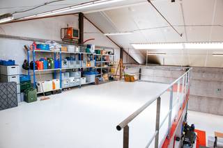 Functioneel en instapklaar bedrijfsgebouw (520m²) bestaande uit 450 m² opslagruimte, waarvan 70 m² mezzanine en 70m² kantoor. Het magazijn heeft een vrije hoogte (midden) van 7,5 meter en is toegankelijk via een sectionale poort zowel aan de voorzijde als aan de achterzijde, en een afzonderlijke toegangsdeur. Verder is de geïsoleerde loods voorzien van o.a. een epoxy vloer, lichtstraat, LED-verlichting en aansluiting van nutsvoorzieningen (water, elektriciteit (36A- 3 fasig 400 V), distributie, telefonie en internet). Warme luchtblazers op mazout in het magazijn. Aanwezigheid van zonnepanelen, airconditioning, camerabewaking en smart home-sturing tillen het gebouw naar een hoger niveau qua energiebeheer en veiligheid. Naast de opslagruimte is er nog een kantoor van 70 m² voorzien met keuken en sanitaire voorziening. Het terrein is volledig afgesloten met een schuifpoort en biedt voldoende ruimte voor parkeren, manoeuvreren en stockage.<br /><br />Het terrein geniet van een vlotte bereikbaarheid dankzij de centrale ligging op minder dan 5 minuten van de N35 en op slechts 6 km van de oprit van de E17 (afrit Deinze). Via de nabijgelegen N43 (Kortrijksesteenweg) zijn ook Gent, Waregem en Kortrijk snel bereikbaar.<br /><br />Contacteer PANORAMA B2B voor bijkomende inlichtingen, plannen of een vrijblijvend plaatsbezoek via 09 219 90 20.