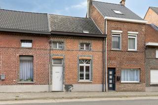 Buiten de stadsrand van Boom bevindt zich dit instapklare en unieke huis. <br />Deze karaktervolle woning combineert hedendaags comfort met verrassende architecturale accenten. Zo geniet u van een opvallende glasconstructie op de verdieping en een speelse indeling op het gelijkvloers.<br /><br />Dankzij de ligging nabij het recreatiedomein De Schorre en diverse invalswegen is dit vastgoed de ideale uitvalsbasis voor wie op zoek is naar een leuke woonst in Boom.<br /><br />Indeling van het huis:<br />* Gelijkvloers: <br />- aparte inkomhal met gastentoilet. <br />- sfeervolle woonkamer op een verhoogd plateau met daaronder een droge kelder. <br />- aansluitend bevinden zich de lichtrijke eetkamer en een open, volledig ingerichte keuken met direct zicht op de tuin.<br />*Eerste verdieping: <br />via een unieke glazen loopbrug bereikt u de ruime hoofdslaapkamer met grote raampartijen en een prachtig zicht op de omgeving. Verder beschikt deze verdieping over een tweede slaapkamer en een complete badkamer met ligbad, inloopdouche en wastafel.<br />* Tweede verdieping: een vaste steektrap leidt naar de derde kamer in de mansarderuimte.<br />* Buitenruimte: zonnige, zuidoost-georiënteerde tuin met terras en een praktisch tuinhuis. Achteraan bevindt zich een servitudeweg met een private autostaanplaats.<br /><br />Troeven en bereikbaarheid:<br />* Duurzaam en conform: de elektrische installatie is volledig conform<br />* Parkeergelegenheid: naast de privatieve * autostaanplaats is er een ruime openbare parking direct bij de woning.<br />* Uitstekende locatie: vlakbij de A12 en E19 (Antwerpen-Brussel-Mechelen). Busstopplaatsen, scholen, winkels, horeca en het centrum van Boom zijn op wandelafstand bereikbaar.<br /><br />Dit vastgoed is de ideale starterswoning voor een jong gezin, koppels of alleenstaanden ...<br /><br />De eigendom wordt aangeboden via de Pre-sale formule. Op 28/10/2026 tussen 10:00 en 18:00 kan u het huis op afspraak komen bezichtigen en een bod uitbrengen. De vermelde prijs is een instelprijs. Voor meer info, gelieve contact op te nemen met de dossierverantwoordelijke.<br /><br />Bestuursmaatregelen in het maatregelenregister: in aanvraag