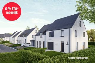 Aankoop aan 6% BTW* op de constructie mogelijk! <br />(* onder voorwaarden)<br /><br />Deze nieuwe verkaveling vlakbij de Groene 62 is ideaal voor wie landelijk wil wonen, maar toch vlakbij het centrum van Gistel.<br />De op maat gebouwde woningen zorgen voor een stijlvolle, maar vooral tijdloze uitstraling in een rustige omgeving. <br />De combinatie van verschillende type woningen zorgt voor een speelse toets in de architectuur. <br /><br />Alle woningen beschikken over een inkom met een gastentoilet en nis voor een vestiaire.<br />De mooie leefruimte met open, geïnstalleerde keuken betreedt je via de glazen deur met een zwart stalen frame.<br />Er is een ruime berging/wasplaats naast de keuken.<br />Alle huizen hebben minstens drie volwaardige slaapkamer, sommige zijn uitbreidbaar tot vijf.<br />Elke woning beschikt over een badkamer met inloopdouche en aansluitingen voor een ligbad.<br />Zowel het gelijkvloers als de eerste verdieping is voorzien van vloerverwarming en elke kamer en badkamer hebben een eigen thermostaat.<br />De landelijke types beschikken eveneens over een zolder, en sommige hebben reeds een vaste trap naar de zolderverdieping.<br />Binnen het standaard lastenboek zijn er ruime budgetten voorzien, zo ben je zeker van een fijn en volledig afgewerkte woning met hoogwaardige materialen.<br /><br />De woningen zijn standaard voorzien van een aluminium carport, voorzien van een laadpunt (wallbox niet inbegrepen) of een inpandige garage.<br /><br />Wens je meer informatie over deze mooie, duurzame verkaveling? Neem dan contact op met Kris via mail naar kris.bauwens@albert.immo of bel 0470/51 04 09.