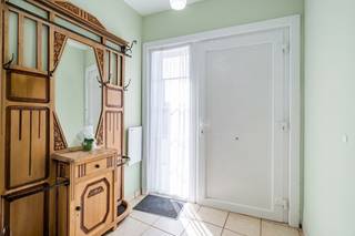 <p>Op zoek naar een <strong>ruime en energiezuinige instapklare woning</strong> in een <strong>groene omgeving</strong>, met een <strong>uitstekende bereikbaarheid</strong>? Gevonden!</p>
<p>De woning beschikt over een <strong>ruime en lichtrijke leefruimte</strong>, een praktische indeling en <strong>3 ruime slaapkamers</strong>. Daarnaast is er een <strong>garage</strong> aanwezig, wat zorgt voor extra comfort en parkeermogelijkheid.</p>
<p>Een grote troef is het <strong>bijgebouw</strong>, dat voor verschillende doeleinden kan worden ingericht. Denk bijvoorbeeld aan een <strong>thuiskantoor, speelruimte, hobbyruimte, werkruimte, atelier, fitnessruimte of extra stockage</strong>. </p>
<p>Ook op energetisch vlak heeft deze woning heel wat te bieden. Er zijn <strong>zonnepanelen met thuisbatterij</strong> aanwezig, waardoor de woning energiezuinig is. Het <strong>dak van het hoofdgebouw werd recent vernieuwd.</strong></p>
<p>Dankzij de ligging is de woning bovendien <strong>vlot bereikbaar vanuit Aalst</strong> en zijn ook <strong>Gent en Brussel goed bereikbaar</strong>, mede dankzij de nabijheid van het openbaar vervoer en belangrijke verbindingswegen.</p>
<p><strong>Contacteer ons vandaag nog om een bezoek in te plannen via living@era.be of 053 41 40 25!</strong></p>