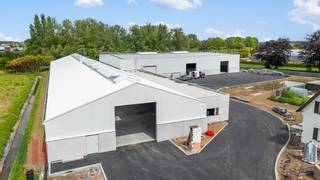 Dit <strong>hoogwaardig bedrijfsgebouw</strong> heeft een totale oppervlakte van 1.860 m² waarvan 265 m² kantoren en sociale ruimte. De site is vlot bereikbaar dankzij de centrale ligging in Wichelen, met directe aansluiting op de N416. Via deze weg bereikt u in enkele minuten de N41, die zorgt voor een uitstekende verbinding richting de E40 en de E17. Ook Dendermonde, Aalst en Lokeren bevinden zich op korte rijafstand. <br /><br />De loods is uitgerust met 2<strong> sectionale poorten</strong>, lichtstraten en een duurzame polybetonvloer. Daarnaast worden ook verlichting en elektriciteit volledig voorzien in de loods. De kantoren worden <strong>instapklaar </strong>opgeleverd en beschikt over sanitaire voorziening. Bovendien wordt het geheel gebouwd volgens <strong>brandklasse C</strong>, waardoor het pand een uitstekende basis biedt voor diverse bedrijfsactiviteiten.<br /><br />Tevens zijn technische<strong> aanpassingen bespreekbaar</strong>, zoals het voorzien van rolbruggen. Ook zijn er <strong>oplaadpunten </strong>aanwezig op de parking. <strong>Onmiddellijk beschikbaar!</strong><br /><br />Contacteer PANORAMA B2B voor bijkomende informatie, plannen of een vrijblijvend plaatsbezoek via <strong>0477 06 30 30.</strong>