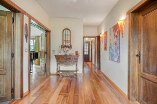 Mooie klassieke villa, ideaal gelegen in een doodlopende straat van een gegeerde residentiële wijk, op een zuidgericht perceel van 10a03ca.<br /><br />De woning biedt mooie volumes, veel lichtinval en een polyvalente indeling. Op het gelijkvloers leidt een ruime inkomhal met vestiaire en apart toilet naar een lichtrijke leefruimte met open plafond tot in de nok en een open haard, evenals een volledig ingerichte keuken met recente toestellen. Twee slaapkamers (14 m² en 13 m²) en een badkamer vervolledigen dit niveau, dat dankzij de indeling ook perfect kan functioneren als afzonderlijke leefruimte voor ouders, oudere kinderen, gasten of een professionele activiteit. <br /><br />Op de eerste verdieping bevindt zich een open mezzanine die kan dienen als bureau of speelruimte, drie bijkomende slaapkamers — waarvan één met privatieve badkamer en ingemaakte kasten — en een douchekamer.<br /><br />De zuidgerichte tuin biedt een aangename buitenruimte. Het terras van 21 m², deels overdekt, beschikt over een ingebouwde barbecue. Een garage voor twee wagens en een uitzonderlijke droge kelder van 85 m² — ideaal voor stockage, atelier of wijnkelder — maken het geheel compleet.<br /><br />Modern comfort: airconditioning, condenserende gasketel en overal dubbele beglazing. Elektrische installatie conform. Asbestveilig. EPC: D.