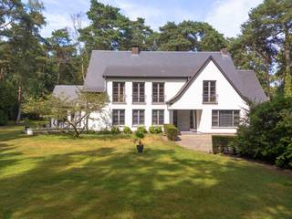 Deze karaktervolle villa is achterin gelegen op een ruim perceel van 5.765 m² op een toplocatie vlak bij het centrum van Heide-Kalmthout.<br />De villa werd doorheen de jaren netjes gerenoveerd en is als volgt ingedeeld: Ruime inkomhal op tegelvloer met gastentoilet met handenwasser en vestiairekast. Naast de inkomhal bevindt zich een aparte kantoorruimte op parket met gashaard. Verder door betreden we de open en ruime leefruimte op parket. De leefruimte bestaat uit een gezellige zithoek met gashaard. Aansluitend bevindt zich de open leefkeuken. Hiernaast bevindt zich nog een gezellige open en lichte eetkamer, met haard, en omgeven door ramen en zicht op de tuin. Aansluitend is er nog een gezellig en zonnig terras. Tenslotte bevindt er zich op het gelijkvloers nog een praktische wasplaats met veel opbergkasten en een laatste polyvalente ruimte met water aansluiting. Ideaal als hobbyruimte of speelkamer. Via de royale trap in de inkomhal toegang tot de eerste verdieping die als volgt is ingedeeld: Ruime en lichte overloop. Eerste zeer ruime kamer op parket met zicht op het achtergelegen natuurdomein. Tweede kamer op parket met zicht op de tuin. Derde kamer op parket met zicht op de tuin. Badkamer met douche, dubbele wastafel en wc. Ingemaakte vestiarekasten op de overloop. Ruime hoofdslaapkamer op parket met ensuite badkamer met ligbad, douche, dubbele wastafel en wc. (vernieuwd) Hiernaast bevindt zich ook nog een praktische inloopdressing en tenslotte nog een 5e ruimte waar momenteel een sauna is ondergebracht.<br />Bergzolder bereikbaar via vlizotrap.<br />Het perceel beschikt over een zeer mooie tuin en lange oprijlaan. Voldoende parkeergelegenheid voor de woning, alsook een dubbele garage achteraan, met automatische poort.<br />Het perceel wordt gekenmerkt door een groen en rustig karakter, met een mooi bomenbestand en variërende aanplantingen. Bovendien is er via een poortje achteraan, rechtstreeks toegang tot het natuurdomein: De Withoefse Heide.<br />Dak vernieuwd in 2020.