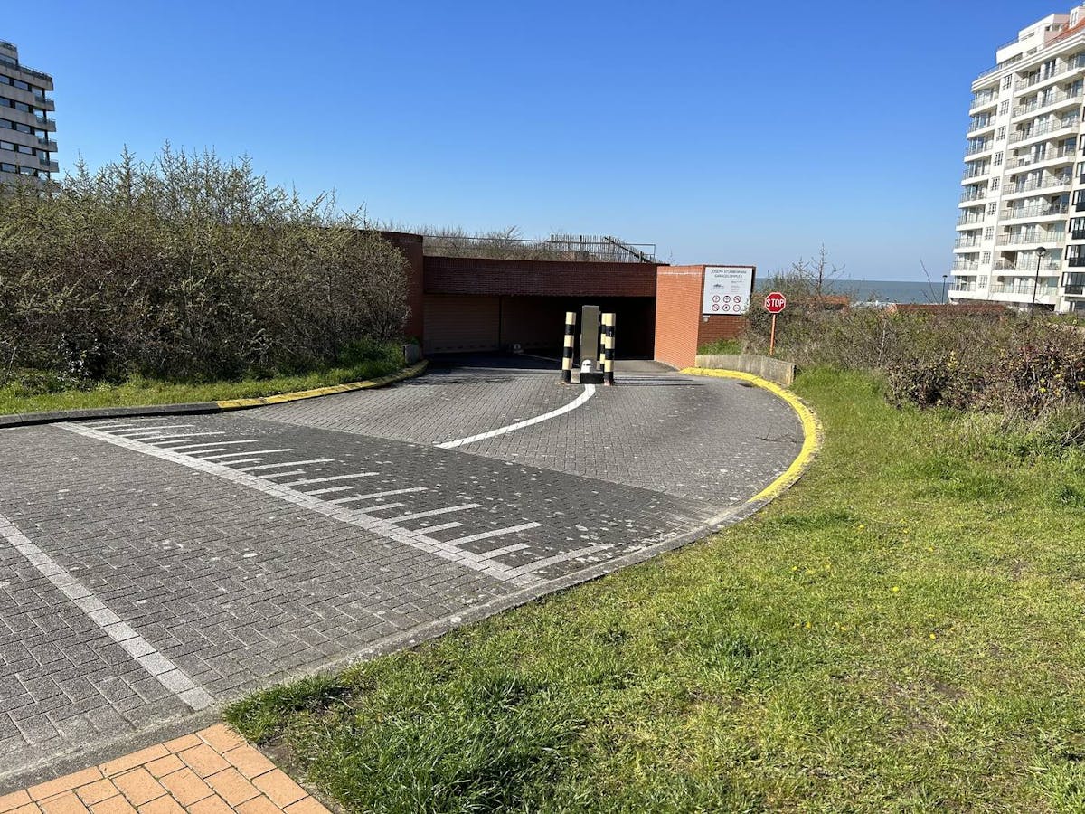 Box de garage à vendre sous le parc Joseph Stübbenpark à Duinbergen - photo 2