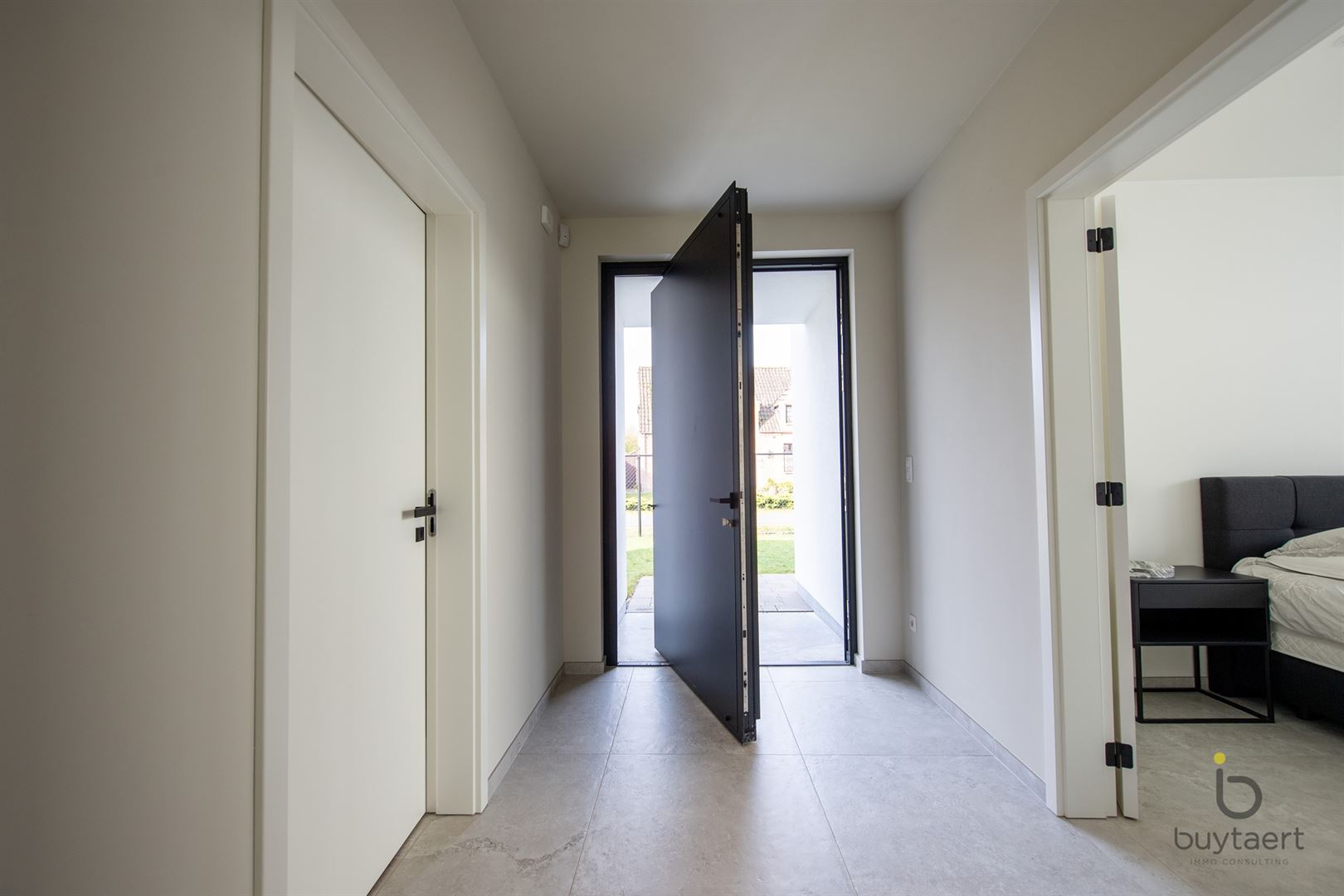 Knappe GELIJKVLOERSE villa + bijgebouw te Halle! - foto 5