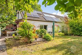 Charmante eigendom bestaande uit woning én vergunde vakantiewoning, 3 slaapkamers, tuin en garage!Bent u op zoek naar een ruime eigendom met een aangename tuin en comfortabele leefruimte? Dan is deze veelzijdige eigendom met een bewoonbare oppervlakte van maar liefst 231 m² zeker een bezoek waard.Het pand bestaat uit een hoofdwoning en een vakantiewoning (gîte), elk met een eigen EPC-attest.Indeling hoofdwoning: inkomhal, apart toilet, ruime en lichtrijke woonkamer, keuken, praktische wasruimte, slaapkamer, badkamer en trappenhal.Op de verdieping bevinden zich een tweede slaapkamer en dressing. Deze verdieping kan verder naar eigen smaak worden afgewerkt en biedt bijkomende mogelijkheden. De hoofdwoning beschikt over EPC C.De gîte/vakantiewoning heeft een afzonderlijke inkom en omvat een woonkamer, keuken, slaapkamer en badkamer met douche en dubbele wastafel. Deze unit beschikt over EPC B.Verder beschikt de eigendom over een kelder, garage, vier buitenparkeerplaatsen, terras en tuin.Voor wie is dit pand ideaal?♦ Wie wonen graag wil combineren met een afzonderlijke vakantiewoning.♦ Gezinnen die op zoek zijn naar extra ruimte of mogelijkheden voor zorgwonen.♦ Mensen die genieten van een groene omgeving, en een ruime woning.Stedenbouwkundig is de eigendom vergund als woonst en vakantiewoning. Er bestaan mogelijkheden om het geheel om te vormen naar één privatieve woonst of naar zorgwonen, mits de vereiste vergunning en/of bestemmingswijziging wordt aangevraagd en verkregen bij de bevoegde stad.Bezoek na afspraak met Immo Beguin, jouw vastgoedexpert sinds 2009.Meer info of bezoek via emmy@immobeguin.be