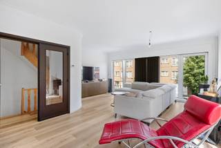 <p>In een rustige straat in Deurne vindt u deze verzorgde halfopen bel-etage waar ruimte, licht en comfort centraal staan. Dankzij de oprit voor meerdere wagens, de inpandige garage en de praktische indeling is dit de ideale woning voor gezinnen.</p>
<p>Op het gelijkvloers komt u binnen via de inkomhal met apart gastentoilet. Verder vindt u een inpandige garage, een handige bergruimte en een polyvalente ruimte met rechtstreekse toegang tot de tuin. Ideaal als bureau, hobbyruimte of extra slaapkamer.</p>
<p>De eerste verdieping vormt het hart van de woning met een lichtrijke leefruimte en een open keuken. De grote raampartijen zorgen voor een aangename lichtinval en een gezellige sfeer. Het terrasje is ideaal om je ochtend koffietje te drinken.</p>
<p>Op de tweede verdieping bevinden zich twee ruime slaapkamers, een derde kamer die perfect dienst doet als bureau of kinderkamer en een verzorgde badkamer uitgerust met een instapdouche en toilet.</p>
<p>Deze woning combineert een rustige ligging met een praktische indeling en alle comfort voor het moderne gezinsleven. Bovendien geniet u van een zonnige tuin, voldoende parkeergelegenheid op eigen terrein en een vlotte bereikbaarheid van winkels, scholen en openbaar vervoer.</p>
<p>Interesse? Maak dan snel een afspraak via thijs@jamar.immo of 03 435 31 33.</p>
<p> </p>
<p> </p>