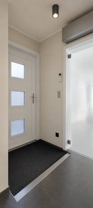 <p>Op zoek naar een woning waar je écht alle ruimte hebt? Dan is dit misschien wel jouw nieuwe thuis! Je komt binnen via de inkomhal met gastentoilet en ontdekt meteen een lichtrijke leefruimte met plek voor een gezellige zithoek en royale eethoek. De absolute eyecatcher? De bijzonder ruime, volledig geïnstalleerde leefkeuken met zicht op de tuin én een aparte bureauruimte. Hier wordt koken, werken en gezellig samenzijn één geheel.</p>
<p>Ook praktisch scoort deze woning sterk. De ruime garage beschikt over extra berg- en wasruimte en geeft rechtstreeks toegang tot de tuin. Buiten wacht een heerlijke, groene en volledig privatieve tuin waar kinderen alle ruimte hebben om te spelen en waar je zelf volop kan genieten. Achteraan is er bovendien een handige voetgangersuitweg. Op de oprit parkeer je vlot 3 wagens.</p>
<p>Boven zijn er 4 kamers, waarvan één al voorbereid is om om te vormen tot extra badkamer. De bestaande badkamer beschikt over douche/bad en lavabo. En dan is er nog de geïsoleerde zolder (ideaal om een kamer te maken) van maar liefst 35 m², met velux en verwarming.</p>
Een ruime, veelzijdige gezinswoning met bakken potentieel. Kom kijken en laat je verrassen!<br /><br />Extra troeven<br /><br />
<ul>
<li>energiezuinig EPC C</li>
<li>airco's</li>
<li>regenwaterput</li>
<li>elektrische zonnescreens</li>
<li>instapklaar</li>
</ul>
<br />Deze woning is te koop ZONDER makelaar via het concept van Smart Houses. Wenst u verdere inlichtingen of een bezoek? Contacteer rechtstreeks de eigenaar via 0471/50.19.57