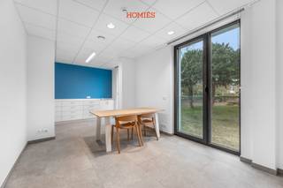 Bent u op zoek naar een stijlvol en volledig instapklaar kabinet op een absolute toplocatie in Leuven? In het prestigieuze gebouw aan de Bondgenotenlaan 116 bieden wij afzonderlijke, polyvalente kabinet te huur aan, ideaal voor consultants of andere professionele dienstverlening.<br />Elk kabinet is voorzien van ingebouwde kasten en een lavabo en geniet van aangename natuurlijke lichtinval, waardoor u in alle comfort kunt werken. Als huurder maakt u bovendien gebruik van de gemeenschappelijke faciliteiten, waaronder een professioneel onthaal, een ruime vergaderzaal met prachtig uitzicht op de riante tuin, een volledig uitgeruste personeelskeuken en sanitair. Dankzij de lift is het gebouw vlot toegankelijk voor zowel uzelf als uw cliënten.<br />Een unieke troef is de uitzonderlijk ruime tuin, die een rustige en groene omgeving creëert en zich uitstekend leent voor een pauze of een informeel overleg. Daarnaast is er een fietsenstalling voorzien en bestaat de mogelijkheid om parkeerplaatsen vlakbij het gebouw te huren. U heeft tevens te mogelijkheid de kabinetten per verdiep te huren of een aantal kabinetten naar keuze.<br />Kortom, een representatieve en professionele werkomgeving op een toplocatie in het hart van Leuven. Heeft u vragen of wenst u graag een bezichtiging? Aarzel niet om ons te contacteren via mail of telefonisch op 016 15 37 11.