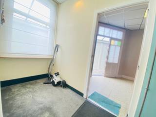 strong&gt;Te renoveren halfopen woning met stadstuin in Menen
<p>Deze halfopen woning nabij het centrum van Menen biedt tal van mogelijkheden voor wie een woning volledig naar eigen smaak wil renoveren.</p>
<p>De woning beschikt over een ruime leefruimte, 3 slaapkamers en een grote, geïsoleerde zolder die kan worden ingericht als extra slaapkamer. Achteraan is er een gezellige stadstuin.</p>
<p>Er is momenteel geen keuken of badkamer. Architectenplannen voor een uitbreiding, met onder andere een keuken en badkamer, zijn beschikbaar.</p>
<p><strong>Troeven:</strong></p>
<ul><li>halfopen bebouwing</li><li>3 slaapkamers</li><li>grote zolder</li><li>stadstuin</li><li>centrale ligging</li><li>architectenplannen</li></ul>