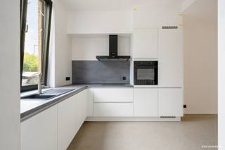 Bent u op zoek naar een <strong>energiezuinige </strong>woning te koop in Harelbeke? Dan is deze <strong>volledig vernieuwde</strong> gezinswoning in de Peter Benoitlaan 38 zeker een bezoek waard.<br /><br />Deze instapklare woning combineert eigentijds wooncomfort met een uitstekende energieprestatie dankzij het<strong> EPC Label B</strong>. De ruime en lichtrijke woonkamer vormt het hart van de woning en biedt een aangename leefruimte voor het hele gezin.<br /><br />Verder beschikt de woning over:<br /><br />3 volwaardige slaapkamers, moderne badkamer met douche en toilet, ruime en gezellige woonkamer, praktische kelder voor extra bergruimte, aangename tuin om te genieten van rust en privacy.<br /><br />Dankzij de <strong>grondige renovatie </strong>hoeft u enkel nog uw meubels te plaatsen en meteen te genieten van uw nieuwe thuis.<br /><br />De woning is gunstig gelegen in <strong>een rustige buurt</strong> van Harelbeke, met winkels, scholen, openbaar vervoer en belangrijke invalswegen in de onmiddellijke omgeving.<br /><br />Interesse in deze energiezuinige woning te koop in Harelbeke? Neem vandaag nog contact op voor een bezoek en ontdek zelf alle troeven van deze prachtige woning.