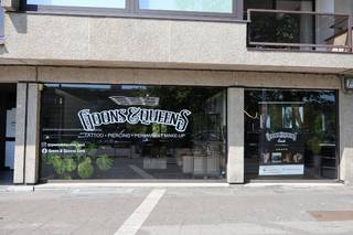 <span>Ruim handelspand van 202m² gelegen in het centrum van Genk, tegenover Shopping 1.</span><br /><br />Dankzij de centrale ligging en de flexibele indeling is het pand geschikt voor diverse commerciële activiteiten, zoals een vrij beroep, kantoor, dans- of sportstudio.<br /><br />Het pand is momenteel verhuurd als tattoozaak aan € 1.750 per maand + € 150 gemeenschappelijke kosten, wat resulteert in een aantrekkelijk rendement van 5,8%.<br /><br /><u>Indeling:</u><br />- Onthaal<br />- Grote open ruimte<br />- 2 kantoorruimtes<br />- Kitchenette<br />- 2 kleedruimtes<br />- Douche<br />- 2 toiletten<br /><br /><span>Ruime parkeermogelijkheid voor de deur (1ste uur gratis, daarna betalend)<br /><br />Beschikbaarheid te bespreken<br /><br />Meer info op kantoor</span><br /><br /> 