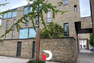 BEZOEKMOMENT VOLZET - Ruime woning gelegen in project 'Pandreitje' op een rustige ligging in centrum Brugge. De woning heeft op het gelijkvloers, 2 slaapkamers en een badkamer met douche, toilet en lavabo, berging voor wasmachine en droogkast; op de eerste verdieping is er een 3de slaapkamer met badkamer voorzien van een ligbad, dubbele lavabo en toilet, op de tweede verdieping bevindt zich de leefruimte met ingerichte keuken en toegang tot het ruim zonnig terras, vanuit de 2de verdieping is er nog een trap naar een mezzanine waar de zithoek kan geplaatst worden. EPC: 299 kWh/m². Plan eenvoudig uw bezoekmoment online: www.delbecque.immo.