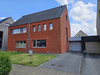<span>Deze goed gelegen halfopen bebouwing bevindt zich op wandelafstand van het centrum van Beerse en biedt een aangename combinatie van ruimte en praktisch wooncomfort. Op het gelijkvloers beschikt de woning over een inkomhal met gastentoilet, een lichte woonkamer met aansluitend een open, ingerichte keuken, een ruime wasplaats en een garage. De eerste verdieping omvat drie slaapkamers, een badkamer, een douchekamer en een tweede gastentoilet. Via een vlisotrap is de geïsoleerde zolderverdieping bereikbaar, ideaal als extra bergruimte. Buiten geniet u van een gezellige tuin met terras, een fijne plek om in alle rust te vertoeven. Een BEZOEK aanvragen kan enkel online via </span><span>WWW.VASTGOEDPARTNERS.BE</span>