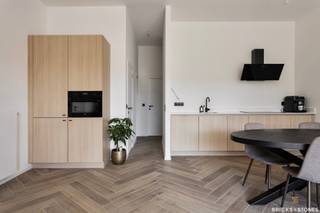 Ce superbe penthouse neuf avec une magnifique terrasse allie confort, style et emplacement de choix — à deux pas du verdoyant parc Bouckenborgh et du charmant parc Cogels. L’achat est soumis à seulement 2 % de droits d’enregistrement et non à 21 % de TVA, car il s’agit d’un projet de rénovation — un avantage considérable par rapport à une construction neuve.
La cuisine ouverte est équipée d’appareils AEG de haute qualité, idéale pour les amateurs de gastronomie. La salle de bains moderne et élégante dispose d’une douche à l’italienne et d’un lavabo raffiné, avec une robinetterie de grande qualité. Les chambres sont dotées d’un parquet carrelé neuf de première qualité, offrant une atmosphère chaleureuse et luxueuse. Praticité et confort sont au rendez-vous grâce à la buanderie avec raccordements pour machine à laver et sèche-linge, ainsi qu’à des toilettes séparées. La terrasse ensoleillée est l’endroit idéal pour se détendre et profiter de l’air frais.
Ce projet unique a été rénové avec goût, en utilisant des matériaux haut de gamme et une finition soignée — parfait pour ceux qui recherchent un appartement prêt à emménager ou un investissement solide. Le penthouse est actuellement loué pour 1 195 € par mois, offrant ainsi un excellent rendement.
Une vie unique à distance de marche de la pharmacie, du supermarché, de la boulangerie et de la boucherie. Pas d’ascenseur — donc des charges très faibles ! Ne manquez pas cette opportunité et contactez-nous dès aujourd’hui pour plus d’informations ou une visite.