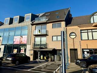 Dit prachtige appartement in een kleinschalige residentie biedt u alle comfort, inclusief privatieve autostandplaats pal voor de deur!Gelegen op de...