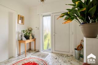 <p>Ontdek deze statige en lichtrijke open bebouwing, gelegen op een prachtig perceel van maar liefst 2.637 m²! Met 3 volwaardige slaapkamers, een dubbele garage, een volledige onderkeldering met tal van opbergmogelijkheden en een fraai aangelegde tuin biedt deze woning alle ruimte om comfortabel te wonen en volop te genieten van het buitenleven. Dankzij de gunstige ligging, vlak bij winkels en met uitstekende verbindingsmogelijkheden, geniet u hier van rust en ruimte zonder in te boeten aan bereikbaarheid. Ook voor paardenliefhebbers biedt deze eigendom interessante mogelijkheden!</p><p>Op het gelijkvloers bevinden zich een dubbele garage met automatische sectionale poort, een ruime berging met aansluitende wasplaats en een prachtig aangelegde tuin met gezellig terras en tuinberging. De eerste verdieping verwelkomt u met een ruime inkomhal met vestiaire en een aangename, lichtrijke leefruimte. Verder vindt u er een recent ingerichte keuken met alle nodige toestellen, een praktische berging, een afzonderlijk gastentoilet en een ruime veranda met zicht op de tuin. Daarnaast beschikt deze verdieping over 3 volwaardige slaapkamers en een badkamer met dubbel lavabomeubel en ligbad met geïntegreerde douche.</p><p>De aanwezige rolluiken, de overvloedige natuurlijke lichtinval en de mogelijkheid om een praktijkruimte in te richten vormen bijkomende troeven.</p><p>Een karaktervolle en veelzijdige woning met een uitzonderlijk ruim perceel, tal van mogelijkheden en een uitstekende ligging. Absoluut een bezoek waard!</p>