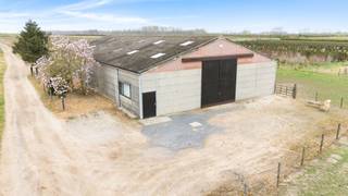 Dans un endroit calme au bout d'une rue à Smetlede, nous proposons un entrepôt spacieux d'une superficie totale de 484 m². L'entrepôt dispose de...