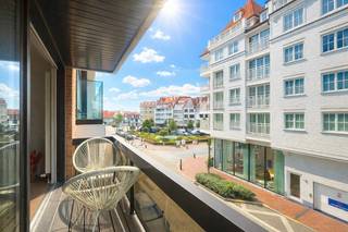 Subliem gelegen appartement tussen de Zeedijk, het Lichttorenplein en het Driehoeksplein, vlakbij de bruisende winkelstraten en vlakbij het strand. Dit ruim appartement beschikt over 2 slaapkamers, 2 badkamers en wordt u gemeubeld aangeboden. <br /><br />Indeling: inkomhal met vestiaire, een zongerichte woonkamer met toegang tot het terras vooraan. Het terras geniet van aangename open zichten over het Driehoeksplein. Verder nog een verzorgde keuken met toestellen, een berging, een aparte douchekamer en 2 slaapkamers waarvan een beschikt over zijn eigen badkamer. Bijkomend nog een terrasje aan de achterzijde.<br /><br />Het appartement wordt gemeubeld verhuurd. Beschikbaar vanaf 01/08/2026.<br />Huurprijs: € 1.150 huur + € 100 syndicuskosten. <br /><br />Bezoeken? Graag op afspraak met Willem Cauwels op 050/89.27.70