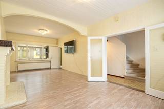 <p><span>Heerlijk wonen in een rustige, groene buurt vlak bij het park? Dat doe je hier, in een brede, kindvriendelijke straat vol jonge gezinnen. Deze woning combineert gezelligheid met een doordacht, praktisch ingerichte indeling. Denk : leefruimte, keuken en stadskoer op het gelijkvloers, drie slaapkamers en badkamer boven, én als extra troef een inpandige garage die perfect kan dienen als multifunctionele ruimte.</span></p><p><span> </span></p><p><span>Woonkamer met veel licht, keuken en aangrenzende stadskoer</span></p><p><span>Je betreedt de woning via de inkomhal op retrotegel, met directe toegang tot het gastentoilet en links de ruime leefruimte. De kamerbrede ramen zorgen voor een overvloed aan natuurlijk licht in deze aangename woonkamer met salon en eetruimte. Aansluitend vind je de aparte keuken, voorzien van veel kastruimte, dubbele spoelbak, gasvuur, dampkap en betegelde wanden. Vanuit de keuken bereik je de zonnige, onderhoudsvriendelijke stadskoer. Achter de leefruimte bevindt zich de veranda — een ideale plek om te ontbijten of te gebruiken als tweede zithoek.</span></p><p><span> </span></p><p><span>Drie slaapkamers en een badkamer met alles erop en eraan</span></p><p><span>Op de bovenverdieping bevinden zich drie slaapkamers op laminaatvloer: een ruime master van 18 m² aan de achterzijde en twee lichtrijke kamers aan de straatkant, beide voorzien van rolluiken. De volledig betegelde badkamer is uitgerust met een ligbad, dubbele lavabo, ventilatie, een extra toilet en een badkamermeubel met boven- en zijkasten.</span></p><p><span> </span></p><p><span>Ruime inpandige garage</span></p><p><span>Ondergronds bevindt zich de inpandige garage, toegankelijk via de oprit of via de trap vanuit de inkomhal. Dankzij de oprit kan de garage perfect gebruikt worden als multifunctionele ruimte — bijvoorbeeld als atelier of hobbyruimte — en niet louter voor het parkeren van een wagen. Handig is ook dat de aansluiting voor was- en droogtoestellen hier voorzien is, netjes uit het zicht.</span></p><p><span> </span></p><p><span>Groen, gezellig en goed bereikbaar</span></p><p><span>Je woont hier in een gezellige buurt aan de rand van de stad, omgeven door groen. Te Boelaerpark en Boekenbergpark liggen op een steenworp, net als leuke cafés en buurtwinkels. Supermarkten als Colruyt en Delhaize zijn vlakbij, net als openbaar vervoer (tram, bus én Velo). Met de Ring en de Singel om de hoek zit je zo in of uit de stad.</span></p><p><span> </span></p><p><span> </span></p>