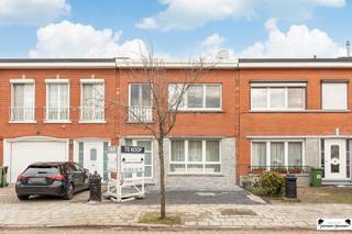 In een rustige en aangename straat in Merksem vindt u deze volledig gerenoveerde woning, waar hedendaags comfort en een warme, uitnodigende sfeer...