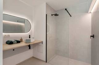 <p><span>Heverlee: Modern volledig gerenoveerd 1-slaapkamerappartement met autostaanplaats</span></p><p><span> </span></p><p><span>Dit gelijkvloers appartement werd dit jaar volledig gerenoveerd en voorzien van alle comfort. Het appartement biedt een perfect evenwicht tussen modern design en een praktische indeling. </span></p><p><span>We betreden het appartement via een aangename inkom met vestiaire (ingemaakte kasten), deze gaat naadloos over in een ruime woonkamer met open keuken die voorzien is van alle nodige toestellen. (afwasmachine, oven, micro, ...)</span></p><p><span>Er is een apart gastentoilet aanwezig.</span></p><p><span>De ruime slaapkamer heeft een ensuite badkamer met inloopdouche.</span></p><p><span> </span></p><p><span>Om het appartement te vervolledigen werd er eveneens voorzien in een kelderberging en een autostaanplaats (inbegrepen in de prijs). </span></p><p><span>Het appartement is asbestvrij, conforme keuring elektriciteit en vrij van gebruik.</span></p><p><span> </span></p><p><span>Bent u op zoek naar een volledig nieuw instapklaar 1-slaapkamerappartement op een strategische locatie met alles binnen handbereik? Zoek niet verder en maak vandaag nog een afspraak!</span></p><p><span> </span></p>