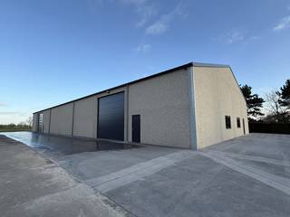 Nieuwe opslagruimte van 470m² te huur in Lichtervelde.Deze gloednieuwe loods is toegankelijk via een sectionaalpoort met een hoogte van 5,2 meter en...