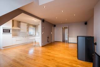Welkom in dit instapklaar 2 slaapkamer appartement dat deel uitmaakt van een kleinschalig gebouw (3 entiteiten) zonder syndic kost. <br />Het appartement ligt langs de Kwadeweg, op enkele stappen van de tram- en bushalte, een bakker, lagere en middelbare scholen, en diverse winkels. Het centrum van Evergem bevindt zich om de hoek, en Gent ligt op ongeveer 7 km afstand.<br /><br />De indeling: je komt op de 2de verdieping en beschikt er over een hal voor o.a. schoenen te plaatsen. Vervolgens kom je binnen in de lichtrijke leefruimte met half open keuken. <br />Verder is er een kleine berging, badkamer met douche, wastafel en toilet en 2 slaapkamers. Als extra troef is er de grote opberg zolder (+/-30m²), toegankelijk via een traplader in hal. Mits het verkrijgen van een stedenbouwkundige vergunning kan deze ruimte ingericht worden als extra slaapkamer. <br /><br />2de troef is de garagebox, voorzien van elektriciteit, je kan daar ook voor parkeren. <br /><br />Appartement verwarmd met accumulatie en recente pellet kachel en deze laatste volstaat als hoofdverwarming. <br /><br />Asbestveilig – geen renovatieverplichting. <br /><br />Beschikbaar bij akte. <br /><br />Contacteer Top Vastgoed voor een bezoek op 0475 700 700.