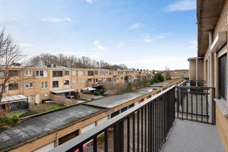 Appartement spacieux avec terrasse et garage dans un quartier résidentiel calme près du centre de Hoevenen. Proche des commerces, écoles et...