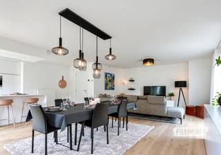 Instapklaar gelijkvloers nieuwbouwappartement met 3 slaapkamers, 2 badkamers en terras in Residentie Villa Karmel te Blankenberge<br /><br />Bent u op zoek naar een ruim, luxueus afgewerkt en volledig instapklaar nieuwbouwappartement in Blankenberge? Dan is dit prachtige gelijkvloersappartement in Residentie Villa Karmel zeker een bezoek waard.<br /><br />Bij het betreden van het appartement komt u terecht in de ruime inkomhal die toegang biedt tot de lichtrijke leefruimte. De gezellige woonkamer sluit aan op de volledig uitgeruste open keuken, voorzien van alle hedendaagse comfort en kwalitatieve toestellen.<br /><br />Aansluitend aan de keuken bevindt zich een ruime berging, ideaal voor extra voorraad en opslag. Daarnaast beschikt het appartement over een tweede berging in de nachthal, waar reeds een wasmachine en droogkast aanwezig zijn.<br /><br />Het appartement omvat drie volwaardige slaapkamers en twee stijlvolle badkamers. De eerste badkamer is uitgerust met een dubbele wastafel en een douchecabine. De tweede badkamer beschikt over een dubbele wastafel, een ruime inloopdouche en een toilet, wat zorgt voor extra comfort en gebruiksgemak.<br /><br />Vanuit het appartement heeft u toegang tot een privaat terras, waar u in alle rust kunt genieten van de buitenlucht. Bovendien kunnen bewoners gebruikmaken van de gemeenschappelijke tuin, een aangename extra troef binnen deze residentie.<br /><br />Dankzij de hoogwaardige afwerking, energiezuinige nieuwbouwtechnieken en doordachte indeling geniet u hier van maximaal wooncomfort in een moderne woonomgeving.<br /><br />Een bijkomende troef is dat het appartement volledig ingericht wordt aangeboden. De aanwezige meubels dienen verplicht te worden overgenomen voor een prijs van € 14.000 (gedetailleerde inventaris beschikbaar op aanvraag). Hierdoor is het appartement volledig instapklaar en onmiddellijk klaar voor gebruik.<br /><br />Een unieke opportuniteit voor wie op zoek is naar een ruim en kwalitatief nieuwbouwappartement op een uitstekende locatie aan de Belgische kust.<br /><br />Beschikbaarheid: 01/03/2027<br /><br />Aarzel niet en plan vandaag nog uw bezoek!<br /><br />Provisie algemene kosten: €75/maand.<br /><br />