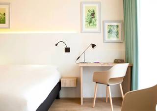 <p><span>Investir dans une chambre d'hôtel à Ibis Styles Nieuwpoort</span></p><p><span> </span></p><p><span> </span></p><p><span>Une chambre d'hôtel à Ibis Styles Nieuwpoort offre une opportunité unique d'investir dans un bien immobilier avec une exploitation garantie. En tant que propriétaire, vous participez au revenu d'exploitation de l'hôtel sur une base trimestrielle, sans être responsable de sa gestion. En outre, en dehors de la haute saison, vous pouvez profiter vous-même de votre chambre d'hôtel ou d'un logement équivalent à des heures régulières, selon une formule prédéfinie.</span></p><p><span> </span></p><p><span>Situation et équipements</span></p><p><span>L'hôtel Ibis Styles Nieuwpoort jouit d'une situation centrale, à quelques kilomètres de la plage. L'hôtel propose diverses installations, notamment un espace bien-être avec une piscine intérieure, un sauna avec éclairage infrarouge et un hammam. </span></p><p><span> </span></p><p><span>Types de chambres et confort</span></p><p><span>L'hôtel propose des chambres doubles et familiales modernes, équipées d'une salle de bains privée avec baignoire ou douche, d'articles de toilette gratuits et d'un sèche-cheveux.</span></p><p><span> </span></p><p><span>Excellente accessibilité !</span></p><p><span> </span></p><p><span>Intéressé par cette opportunité d'investissement sans tracas ? Contactez BOLT immo pour plus d'informations !</span></p>