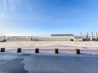 Deze ruime handelsruimte van ca. 90 m² op het gelijkvloers bevindt zich momenteel in casco staat en biedt directe toegang<br />tot de bijhorende privatieve kelder van ± 35 m² op niveau -1.<br /><br />Voor meer informatie, contacteer Andries De Leyn op 050 51 13 82.