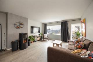 <p><strong>Ruime halfopen bebouwing met polyvalente bijwoning op 740 m² in rustige straat te Brasschaat</strong></p><p> </p><p><strong></strong></p><p><strong> </strong></p><p>Welkom in deze lichtrijke halfopen bebouwing, gelegen in een rustige en aangename straat in Brasschaat.<span><span> </span></span>De woning bevindt zich op een langgerekt perceel van maar liefst 740 m² en biedt dankzij haar indeling tal van mogelijkheden, waaronder kangoeroewonen of een combinatie van wonen en werken.</p><p> </p><p></p><p> </p><p>Bij het betreden van de woning komt u in de ruime living, waar de pelletkachel zorgt voor een warme en gezellige sfeer. Grote raampartijen zorgen voor aangenaam natuurlijk licht. Aansluitend bevindt zich de ruime keuken, uitgerust met alle hedendaagse comfort en voldoende werk- en bergruimte. Op het gelijkvloers vindt u achteraan een eerste, volwaardige slaapkamer met elektrische verwarming. Verder is er nog een extra bureauruimte en een badkamer. Dankzij deze praktische indeling is het gelijkvloers perfect geschikt voor kangoeroewonen of voor wie graag een aparte werk- of praktijkruimte wenst. Op de bovenverdieping bevinden zich nog twee bijkomende slaapkamers. Het dak werd geïsoleerd.</p><p> </p><p></p><p> </p><p>De langgerekte, groene tuin biedt rust en privacy en is opgedeeld in twee delen.</p><p>Tussen beide tuindelen bevindt zich een garage die werd omgebouwd tot een volwaardig tiny house. Deze extra woonunit beschikt over een eigen living, keuken, badkamer en slaapkamer. De ruimte is geïsoleerd en wordt verwarmd met een pelletkachel. Ideaal als zorgwoning, gastenverblijf of voor inwonende familie. Achteraan het perceel bevindt zich nog een tweede tuingedeelte met een tuinhuis, perfect voor extra opslag of hobbyruimte.</p><p> </p><p>Langs de woning is er bovendien een oprit voorzien waar u gemakkelijk uw wagen kan parkeren.</p><p> </p><p> </p><p>De woning is gelegen in een rustige straat in het groene Brasschaat, met een vlotte verbinding naar het centrum en omliggende gemeenten. Winkels, scholen en openbaar vervoer bevinden zich op korte afstand. Ook belangrijke invalswegen richting Antwerpen zijn makkelijk bereikbaar.</p><p>Hier woont u in een aangename, residentiële omgeving met alle voorzieningen binnen handbereik.</p><p> </p><p></p><p> </p><p><strong>TROEVEN</strong></p><p>+ Perceel van 740 m²</p><p>+ Mogelijkheid tot kangoeroewonen</p><p>+ Tiny house met eigen voorzieningen</p><p>+ Dak geïsoleerd</p><p>+ Pelletkachel in woning én bijgebouw</p><p>+ Rustige ligging in Brasschaat</p><p> </p><p> </p><p>Interesse in deze veelzijdige eigendom? Contacteer ons voor een bezoek en ontdek zelf de mogelijkheden die deze woning te bieden heeft.</p>