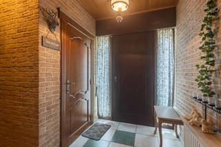 Deze ruime villa bestaat op het gelijkvloers uit een inkomhal, apart toilet, een ruime leefruimte, 3 slaapkamers, hal, badkamer (ligbad,...