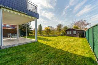 <p>Interesse? Neem gerust contact op met Erik via erik@copandi.be of via 0497/530796.</p><p></p><p>Deze ruime open bebouwing is gelegen in Boortmeerbeek (Hever), meer bepaald in de Kallebeekstraat 18. Dit is een rustige straat op een goede locatie. Winkels, openbaar vervoer en scholen zijn te vinden in de nabijheid. De woning werd gebouwd op een mooi perceel van 10a32ca. Oorspronkelijk dateert de woning van 1965, maar in 1995 werd ze uitgebreid met twee extra entiteiten. Hierdoor is er nu een gelijkvloers woongedeelte met 3 slaapkamers en daarboven nogmaals 2 wooneenheden met elk 2 slaapkamers.</p><p>Er werd goed geïsoleerd en er werden zonnepanelen met een batterij geplaatst, waardoor ze beschikt over een erg positief EPC met een B-label. Ook is de woning volledig asbestveilig.</p><p>Een interessante opportuniteit voor een grote familie, die graag wil samenwonen op hetzelfde adres, maar toch apart.</p><p></p><p><strong>Gelijkvloers</strong><br />Het gelijkvloers vormt één geheel met de grote tuin en biedt een aangename en praktische woonindeling. Er is een grote leefruimte met aansluitend de keuken met extra berging. Op deze verdieping zijn er bovendien meerdere kamers die kunnen dienen als slaapkamers, bureau of hobbyruimte. Verder beschikt het gelijkvloers over een badkamer, een apart toilet en een ruime garage met plaats voor een wagen en extra opslag. De directe connectie met de tuin maakt dit niveau bijzonder aantrekkelijk voor wie houdt van buitenruimte en rust.</p><p><br /><strong>Verdiep 1</strong><br />Op de eerste verdieping bevinden zich twee aparte woonunits, elk met een eigen indeling. Beide units beschikken over een leefruimte met keuken, slaapkamers en sanitaire voorzieningen.</p><p><br /><strong>Verdiep 2</strong><br />Elke woonunit beschikt over een eigen zolderkamer, wat zorgt voor extra ruimte die kan dienen als slaapkamer, bureau of bergruimte.</p><p><br />✅ Gelijkvloers met grote tuin<br />✅ Twee aparte woonunits op de verdieping<br />✅ Zeven slaapkamers<br />✅ Garage en veel bergruimte<br />✅ Goede ligging</p><p>✅ Asbestveilig</p><p>✅ Goed EPC met B-label</p>
