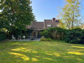<p><span>Ruime en charmante woning op toplocatie in Mol</span></p><p><span>Deze ruime en charmante woning is rustig gelegen, maar toch op wandelafstand van het centrum van Mol. </span></p><p><span>De woning combineert een aangename leefomgeving met een praktische indeling en een ruime tuin, omgeven door groen en natuur.</span></p><p><span> </span></p><p><span>De woning omvat een inkomhal met vestiaire en gastentoilet, een volledig uitgeruste open keuken met praktische berging naast de keuken, een ruime leefruimte met open haard en een bureauruimte. </span></p><p><span>Daarnaast is er een dubbele garage met extra bergruimte.</span></p><p><span> </span></p><p><span>Op de eerste verdieping bevinden zich vier volwaardige slaapkamers en een badkamer met ligbad.</span></p><p><span>Een zolderruimte is ook aanwezig. </span></p><p><span> </span></p><p><span>De ruime tuin biedt volop rust en privacy en sluit prachtig aan bij de omliggende natuur. </span></p><p><span>Een ideale gezinswoning voor wie comfortabel en rustig wil wonen, zonder het centrum te moeten missen.</span></p>