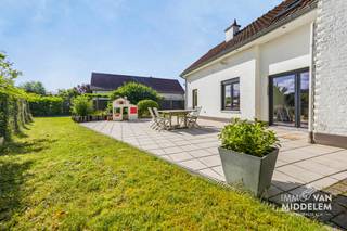 <strong>Immo Van Middelem verkoopt deze goed gelegen RUIME en LICHTRIJKE, INSTAPKLARE woning met 4 kamers (mogelijkheid tot 6), bureau, garage, terras en tuin op een perceel van +/- 4a28ca. </strong><br /><strong>Winkels, scholen, openbaar vervoer, sportinfrastructuur, cultuurcentrum 'De Ploter',... bevinden zich in de onmiddellijke omgeving!</strong><br /><br />Hoewel de woning gebouwd is in 1933, onderging ze in 1991 een grondige renovatie en uitbreiding. In 1998 werden zowel de gevelsteen als het dak volledig vernieuwd. O.a. dankzij deze investeringen bevindt de woning zich vandaag in een uitstekende staat van onderhoud.<br /><br />Een bijzondere troef is de aanwezigheid van een afzonderlijke woonunit/studio, bereikbaar via een aparte trap vanuit de garage. Hierdoor leent de woning zich uitstekend als kangoeroewoning of tweewoonst.<br /><br />De indeling is als volgt: <br />- GELIJKVLOERS: ruime inkomhal, bureau, living (salon en eetplaats) met toegang tot de tuin en het terras, WC, volledig geïnstalleerde keuken met eethoek, ruime garage met wasplaats;<br />- 1ste VERDIEPING: nachthal, badkamer met bad en WC, 3 kamers, badkamer met douche en WC, studio (4e slaapkamer); <br />- ZOLDER (via vaste trap): mogelijkheid tot verder afwerken/ inrichten;<br />- KELDER: kelderruimte van +/- 23m².<br /><br />CV op stadsgas. 10 zonnepanelen (3.950 Wattpiek).<br />EPC: 235 kWh/m² - Label C (UC: 0003884538).<br />Elektriciteit CONFORM tot 2047!<br />Vrij bij akte.