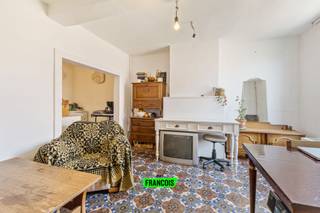 In het charmante dorp Watou, op 8km van Poperinge maar toch op wandelafstand van buurtwinkel, bakkerij, slagerij, horeca etc., bevindt zich dit compacte huisje. Deze woning is volledig te renoveren of te herbouwen. De indeling gaat als volgt: woonkamer - keuken - koer met toilet - slaapkamer - badkamer/wasplaats - tuintje. Op het 1e verdiep heb je een kamer en zolderberging. De beglazing is deels enkele en dubbele beglazing, elektriciteit is niet conform, de verwarming gebeurt dmv decentrale verwarming op gas en het dak is niet geïsoleerd. <br /><br />Benieuwd naar de bouwmogelijkheden van deze woning? Contacteer Aline (+32 494 49 25 96) voor een bezoek ter plaatse! <br /><br />