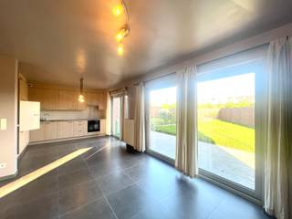 Lichtrijke halfopen bebouwing in een rustige omgeving te huur.De woning beschikt op het gelijkvloers over een inkomhal met gastentoilet, een ruime en...