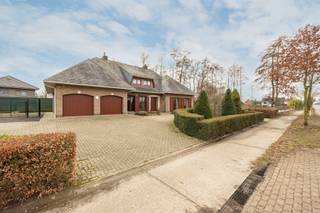 Ontdek deze charmante open bebouwing met een dubbele, inpandige garage, gelegen in het hartje van Vlimmeren. De woning beschikt over 6...