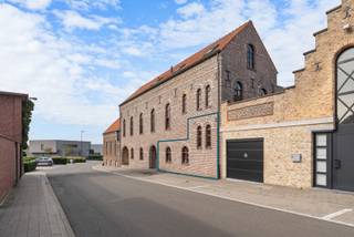 Dit appartement bevindt zich op het gelijkvloers rechts, in de residentie "De Brouwerij", een uniek gerenoveerd industrieel gebouw.De indeling van...
