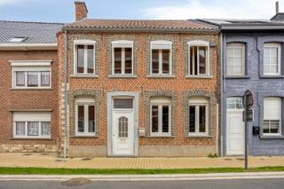 Ontdek deze schitterende, nog op te frissen, woning gelegen in het pittoreske Hoegaarden vlakbij het centrum, perfect voor gezinnen en iedereen die op zoek is naar ruimte en comfort. Deze woning biedt een bewoonbare oppervlakte van maar liefst 199 m² en is gesitueerd op een perceel van 2are 95ca. De locatie is top: rustig straatje en vlakbij alle voorzieningen. <br /><br />Met drie ruime slaapkamers (en uitbreiding mogelijk op de zolder 47m² voor een 4de slaapkamer) is er volop ruimte voor het hele gezin. De woning beschikt over één complete badkamer, die functioneel is ingericht en van alle gemakken voorzien. Het dak is in 2016 volledig vernieuwd en geïsoleerd. Op het gelijkvloers beschikt u over een ruime leefruimte met aansluitend de keuken. <br /><br />De tuin, gelegen op het oosten, is een ware oase van rust. Geniet van de ochtendzon terwijl je ontspannen in de tuin zit of een heerlijk ontbijt buiten nuttigt. De ruime buitenruimte biedt tal van mogelijkheden voor tuinliefhebbers.<br /><br />Met een EPC-waarde energielabel C, is deze woning energiezuinig en goed geïsoleerd. Dit betekent lagere energiekosten en een comfortabel binnenklimaat, het hele jaar door.<br /><br />Gelegen in de charmante omgeving van Hoegaarden, biedt deze woning niet alleen comfort, maar een toplocatie nabij winkels, scholen, horeca en recreatiemogelijkheden. <br /><br />Dit is de ideale plek om jouw nieuwe hoofdstuk te beginnen! Graag een bezoek? Bel Luc van LED-ON-IMMO op het nummer 0479 73 76 94 of mail naar info@ledonimmo.be. Tot gauw ;)
