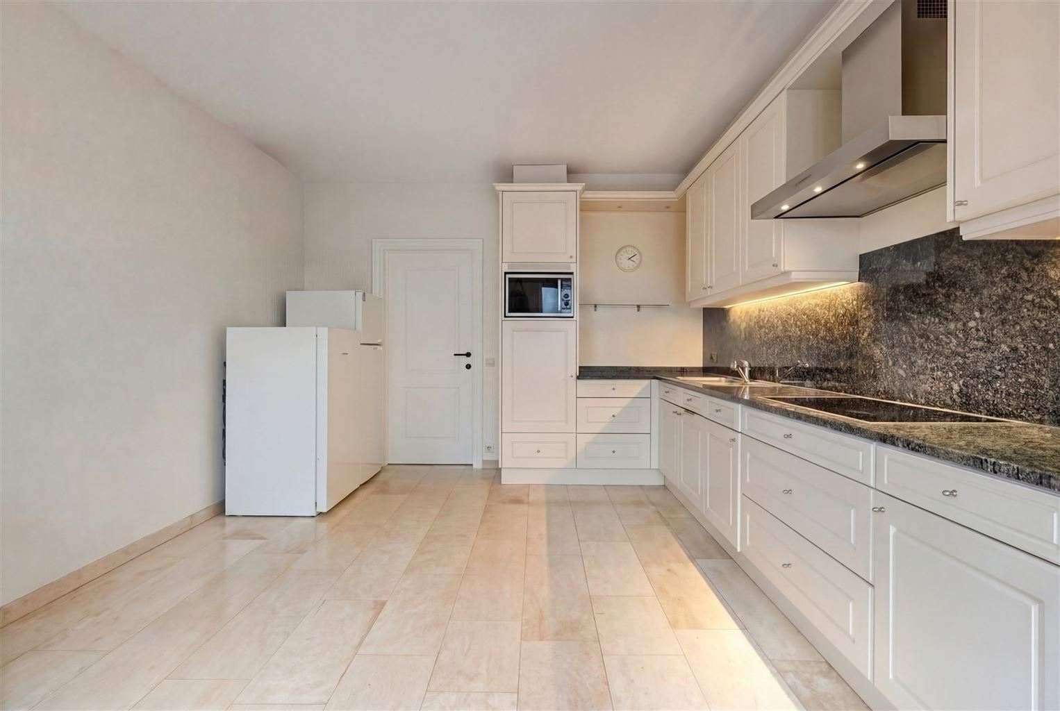 Prachtig, uitzonderlijk ruim appartement met 2 slaapkamers, 2 terrassen en inpandige garagebox, gelegen nabij het centrum van Maaseik. - foto 5