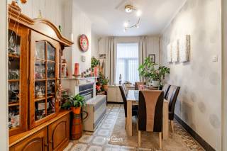 BEZOEKMOMENT VRIJDAG 30/10 - 16:00U-18:30u <br /><br />Op zoek naar een starterswoning op een centrale locatie in Dendermonde? Deze woning bevindt zich op korte afstand van tal van voorzieningen. Zo ligt een apotheek op slechts 280 meter, een supermarkt op 600 meter en het treinstation van Dendermonde op ongeveer 950 meter. Ook het Atheneum bevindt zich op amper 1,2 kilometer.<br /><br />Bij het betreden van de woning komt u binnen via de aparte inkomhal, die toegang biedt tot de leefruimte. De woning beschikt over PVC-ramen met dubbele beglazing.<br /><br />Op de eerste verdieping bevinden zich twee slaapkamers, bereikbaar via de ruime traphal. Via de vaste trap bereikt u de tweede verdieping, waar zich een derde slaapkamer en een bijkomende ruimte bevinden die nog verder afgewerkt dient te worden. Deze biedt de mogelijkheid om een volwaardige vierde slaapkamer te creëren, ideaal voor een groter gezin, een hobbyruimte of een thuiskantoor.<br /><br />Een absolute troef is de prachtig onderhouden tuin, waar u in alle rust kunt genieten van het buitenleven.<br /><br />Kortom, een interessante starterswoning met een aangename tuin, een praktische indeling en de mogelijkheid tot vier slaapkamers, op een gunstige locatie nabij het centrum van Dendermonde.<br /><br />Wenst u deze woning te bezoeken? Schrijf u dan in voor het bezoekmoment via onze website, of bel ons tijdens de kantooruren op 052 46 38 03.